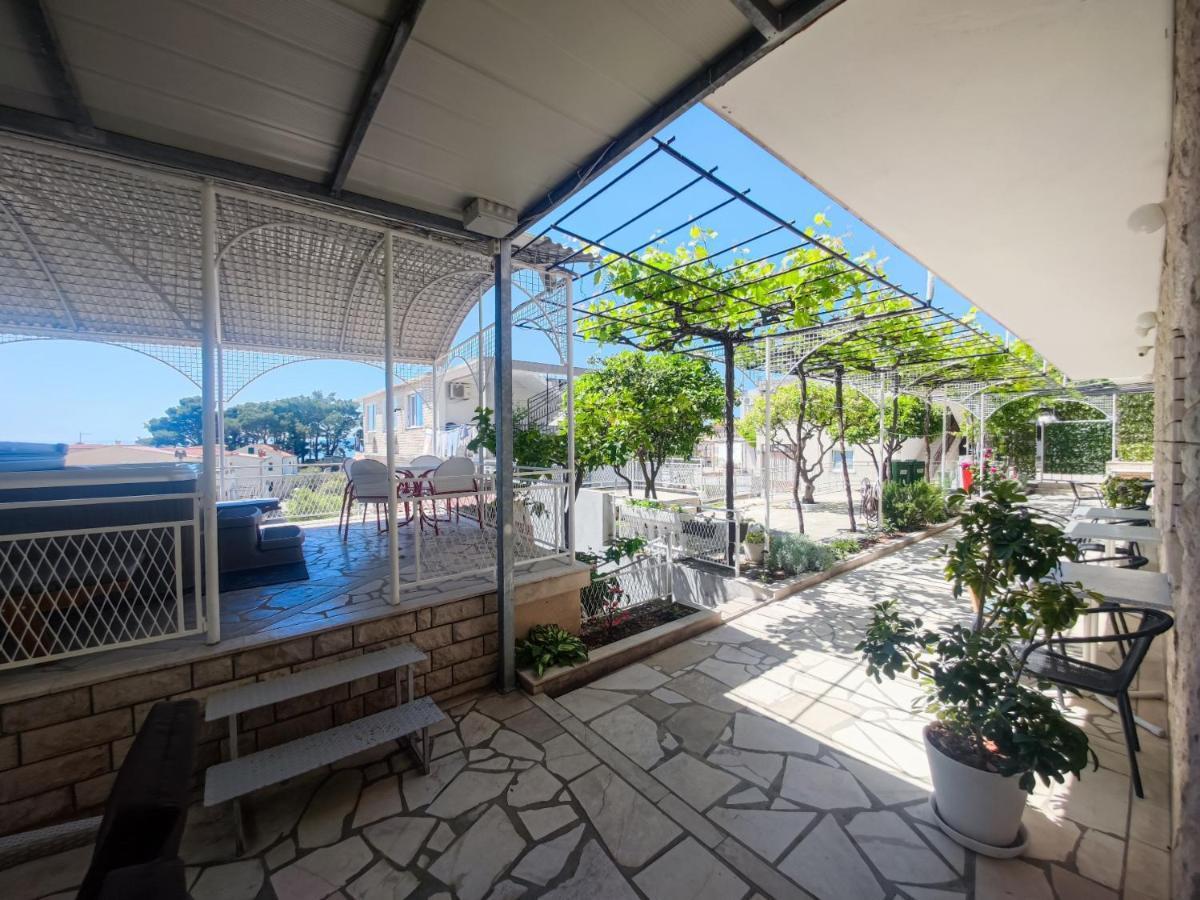 B&B villa IVONA Baška Voda Exteriör bild